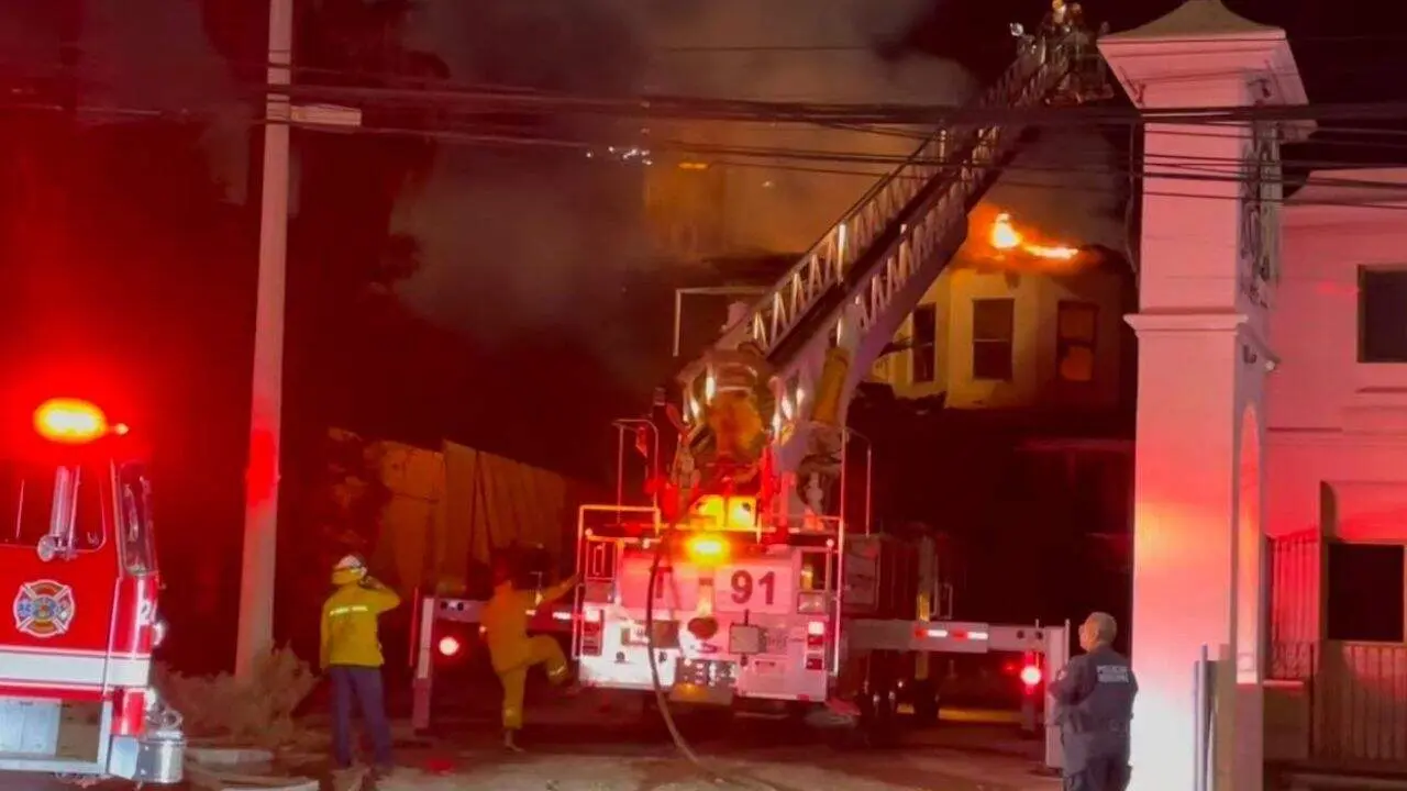 Se incendia casa de madera del centro de Guaymas; no hay lesionados
