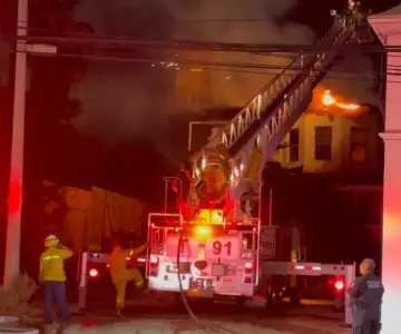 Se incendia casa de madera del centro de Guaymas; no hay lesionados