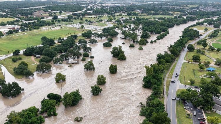 Asciende a 71 personas muertas por inundaciones en Texas