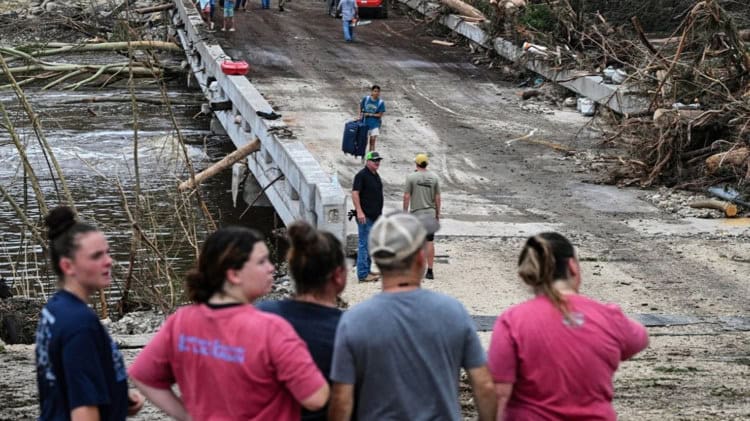 Asciende a 71 personas muertas por inundaciones en Texas