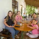 En Onza Restaurante intercambian historias para ponerse al día