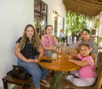 En Onza Restaurante intercambian historias para ponerse al día