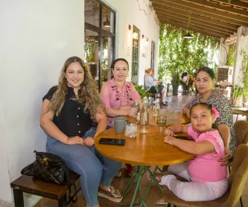 En Onza Restaurante intercambian historias para ponerse al día