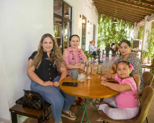 En Onza Restaurante intercambian historias para ponerse al día
