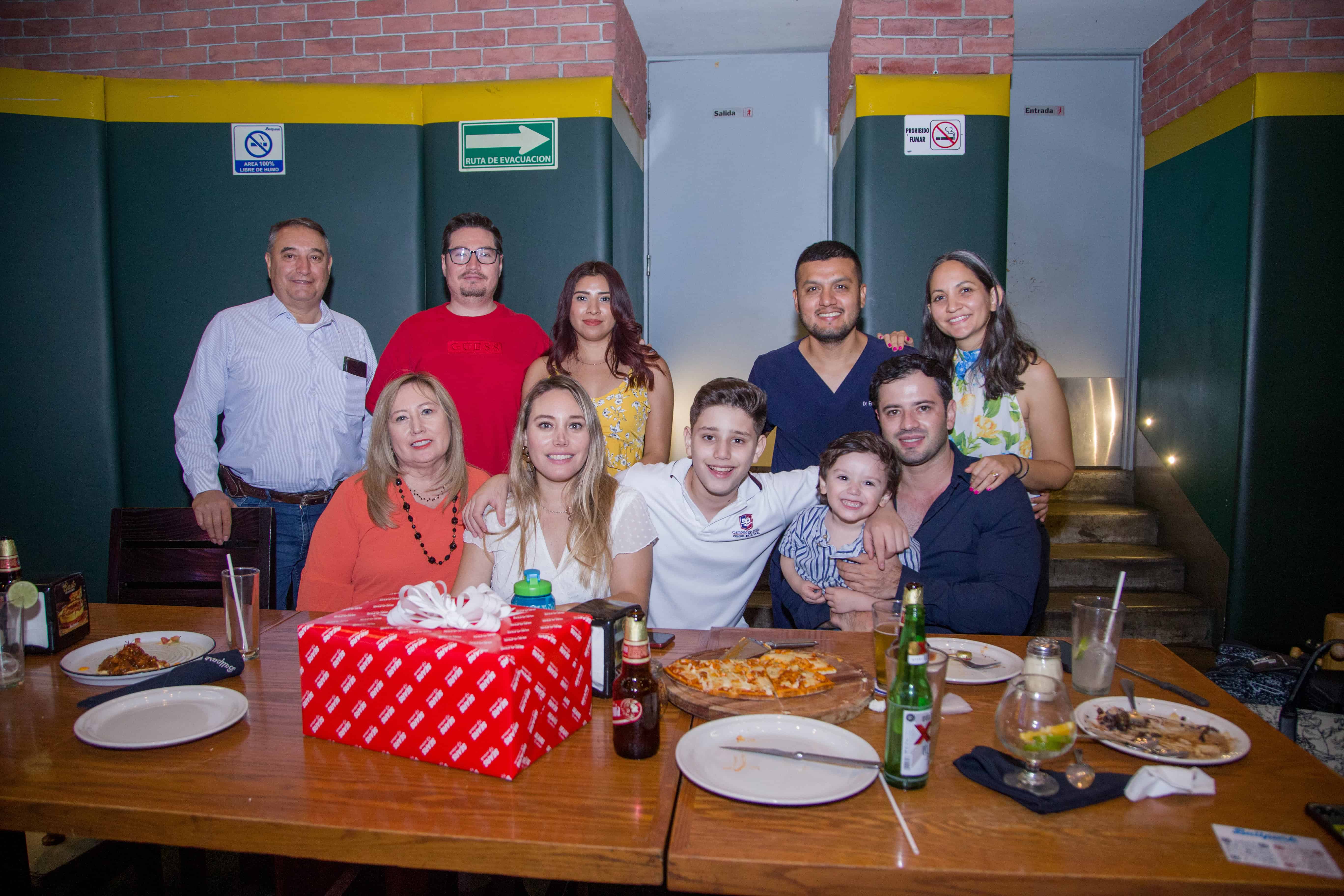 Celebran XV años y graduaciones en Ballpark