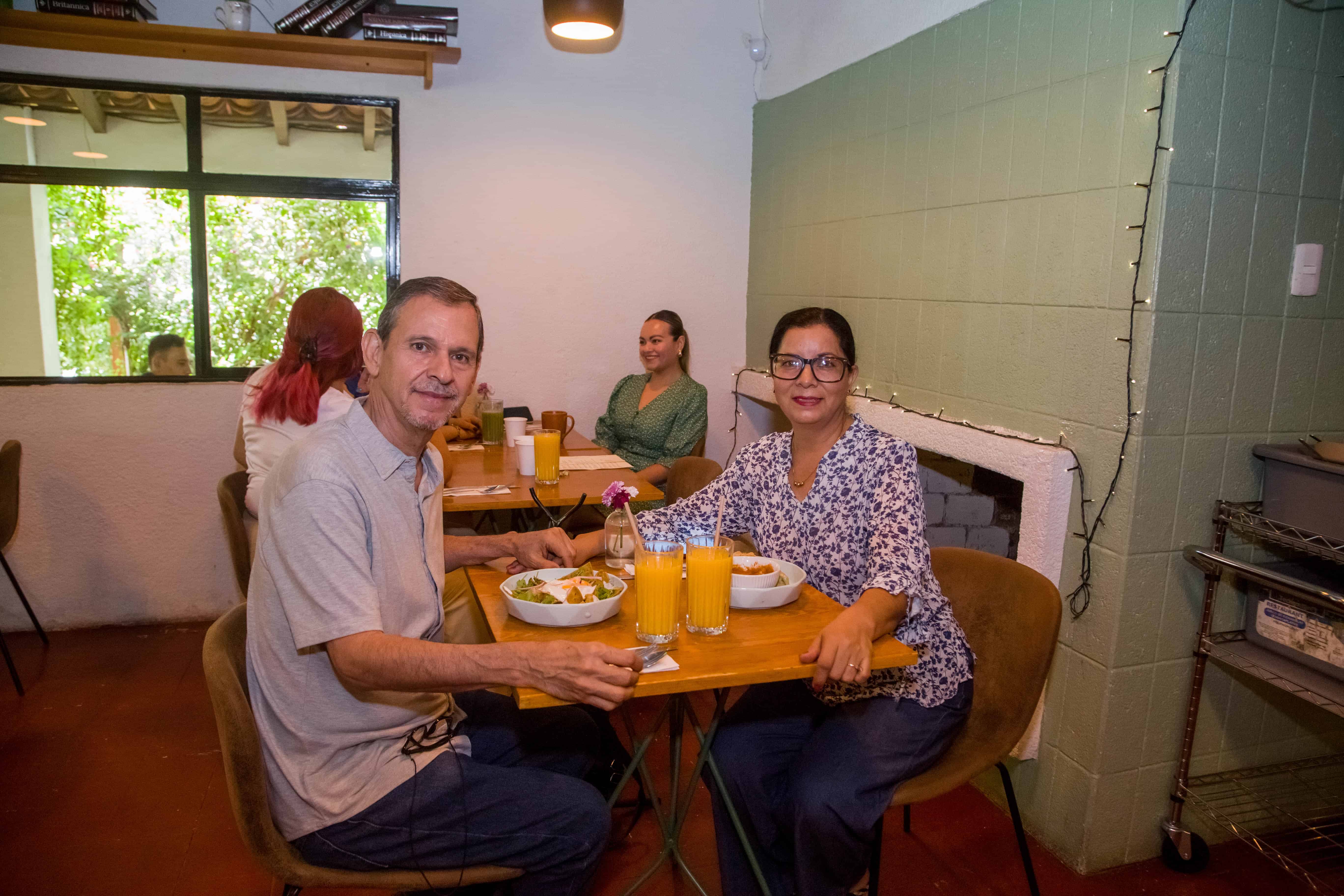 En Onza Restaurante intercambian historias para ponerse al día