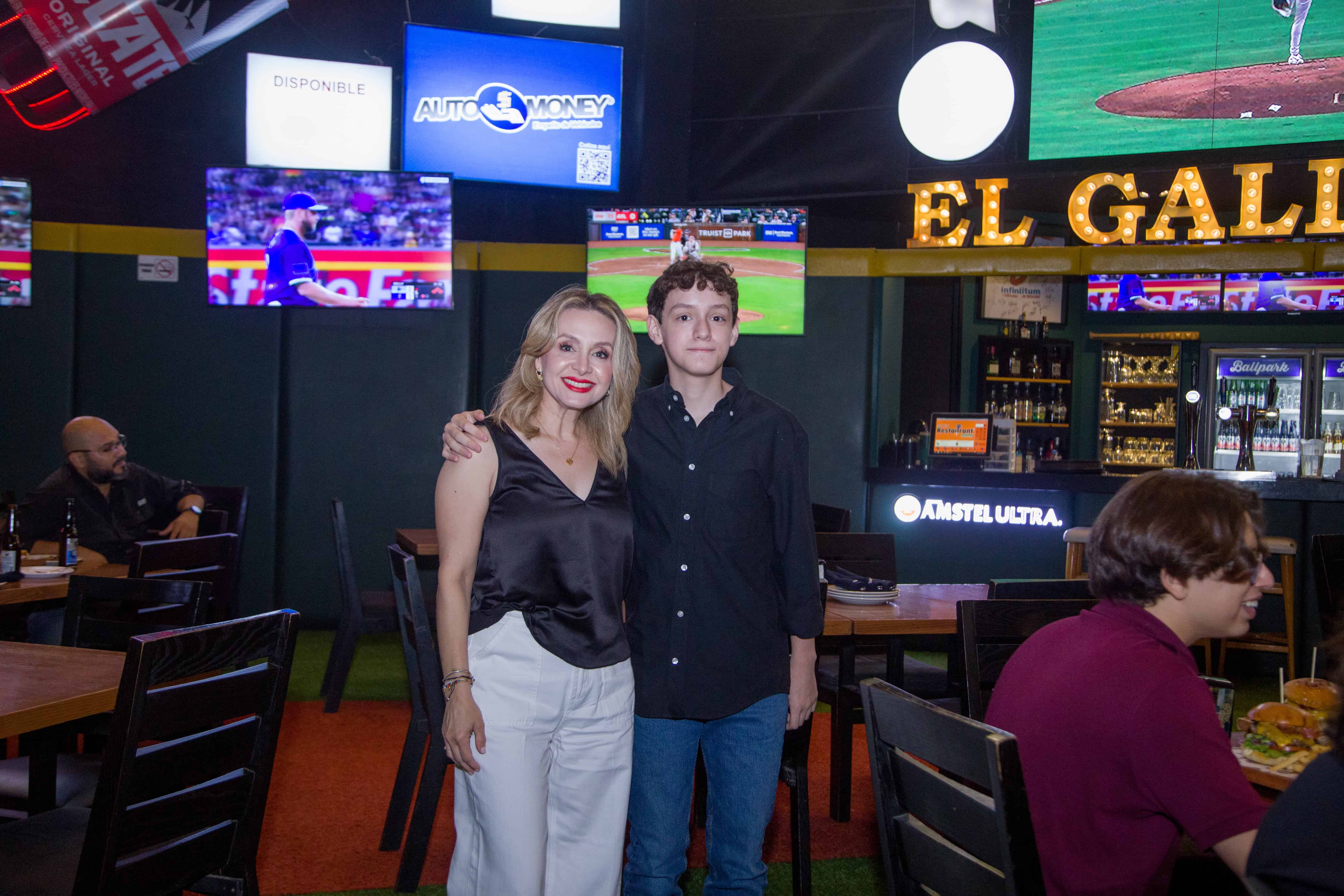 Celebran XV años y graduaciones en Ballpark