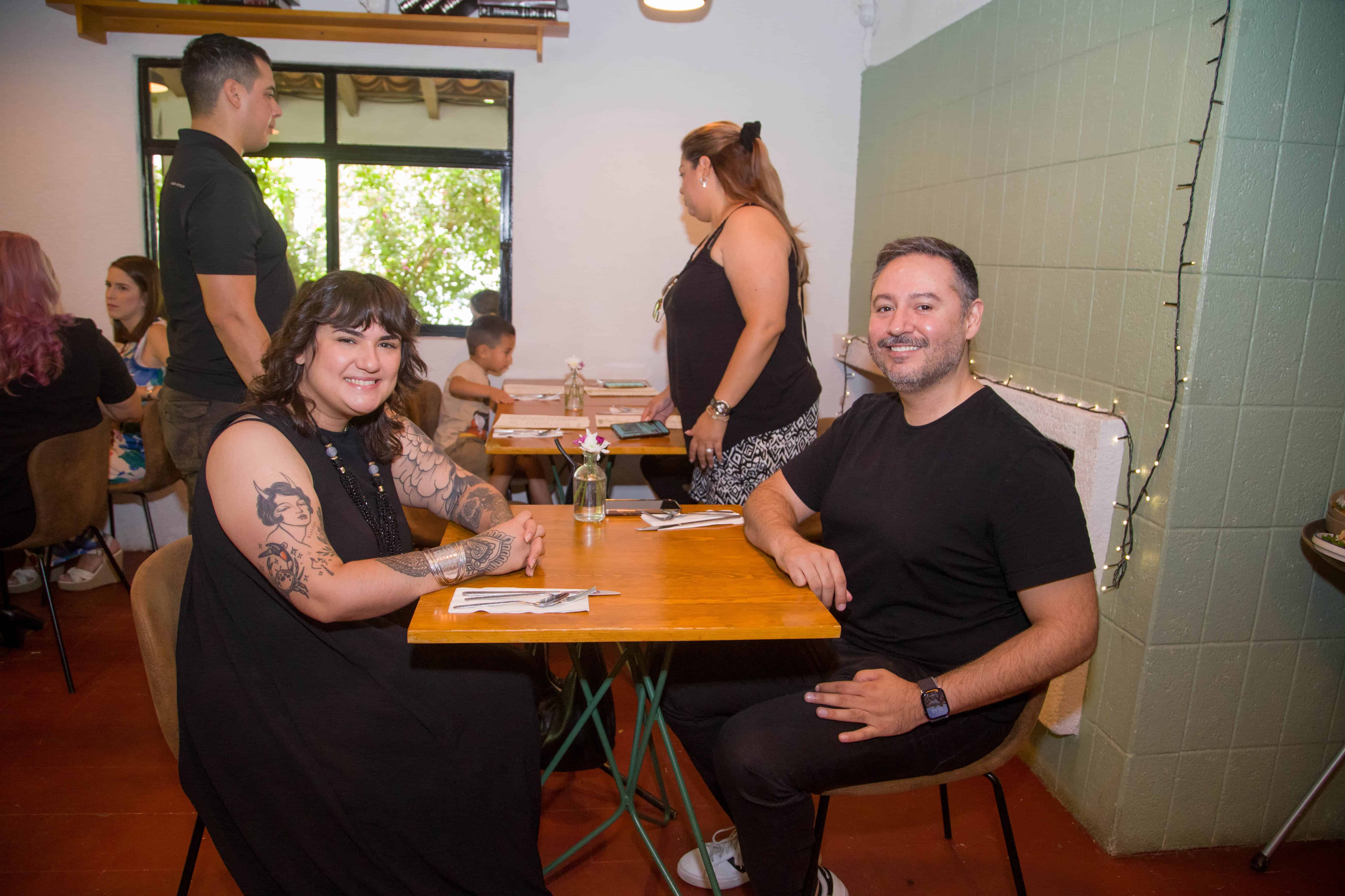 En Onza Restaurante intercambian historias para ponerse al día