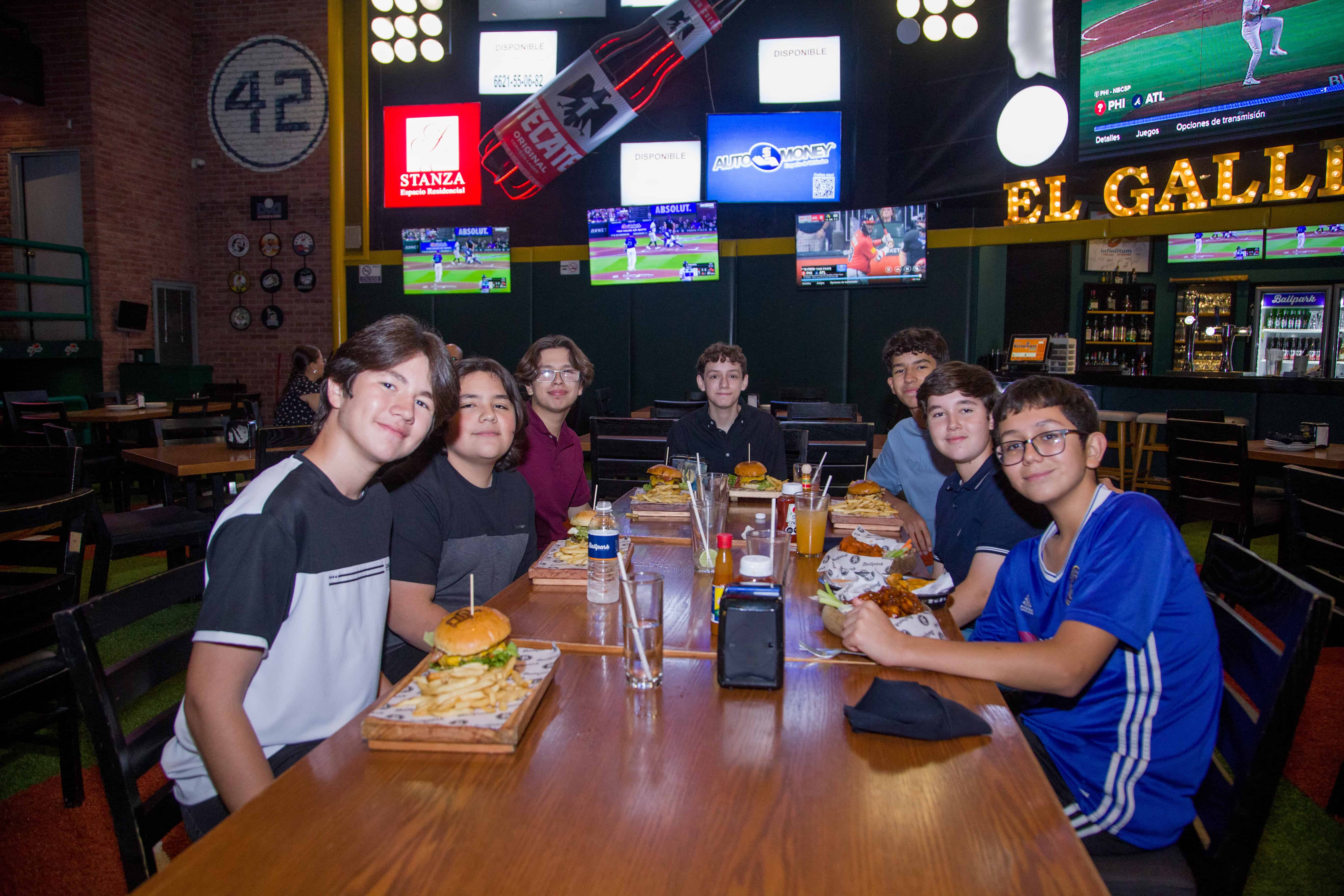 Celebran XV años y graduaciones en Ballpark
