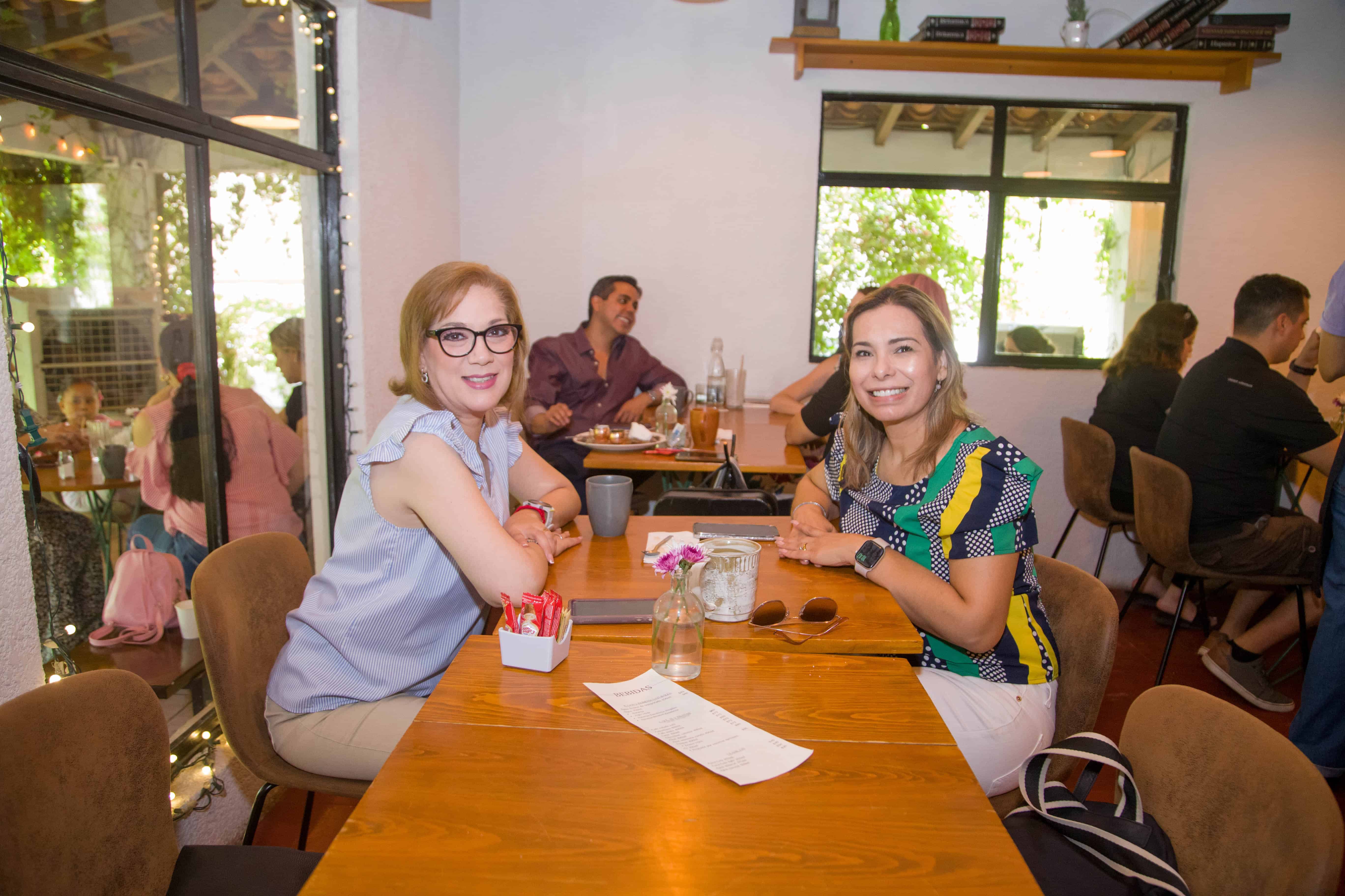 En Onza Restaurante intercambian historias para ponerse al día