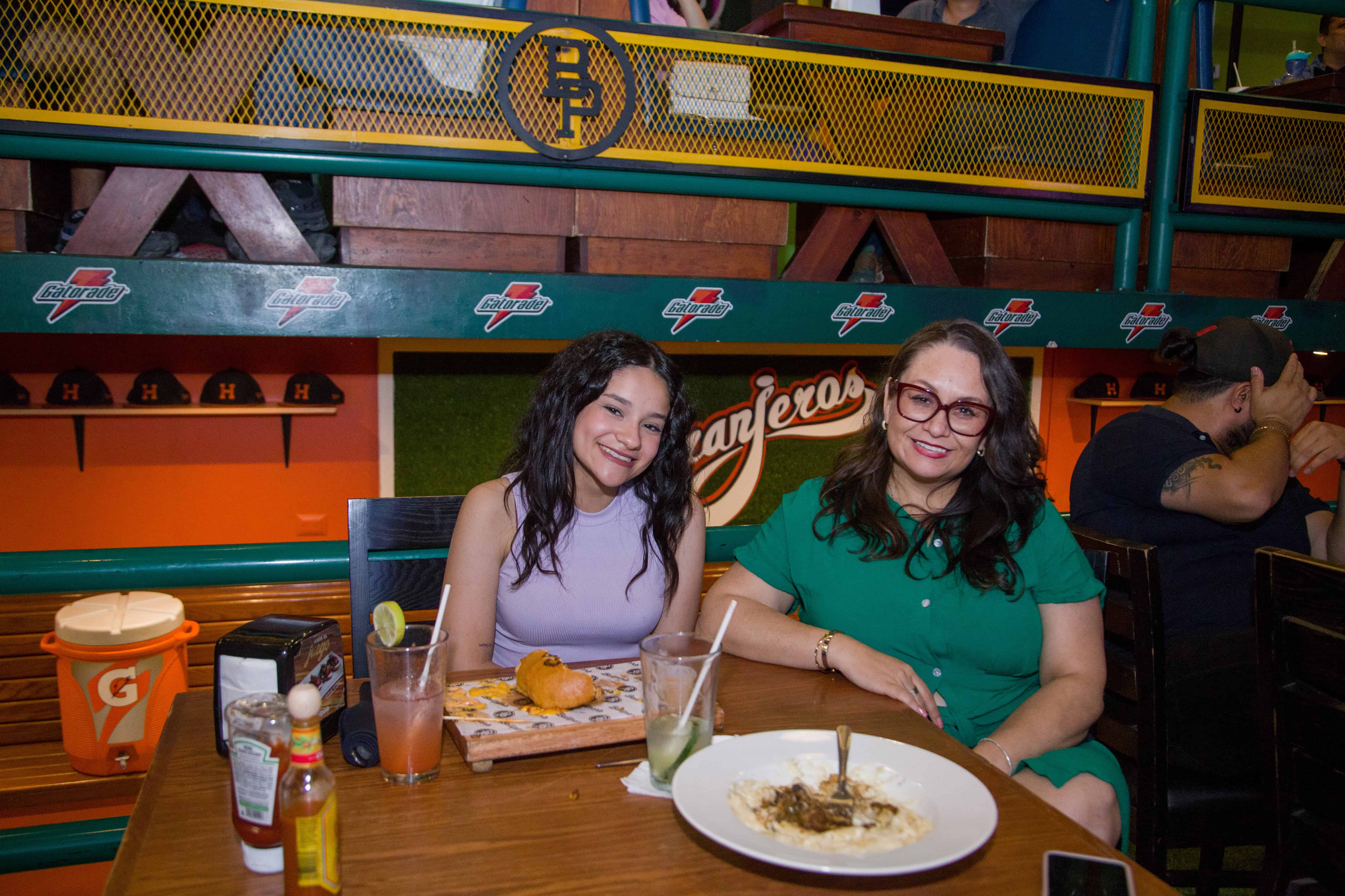 Celebran XV años y graduaciones en Ballpark