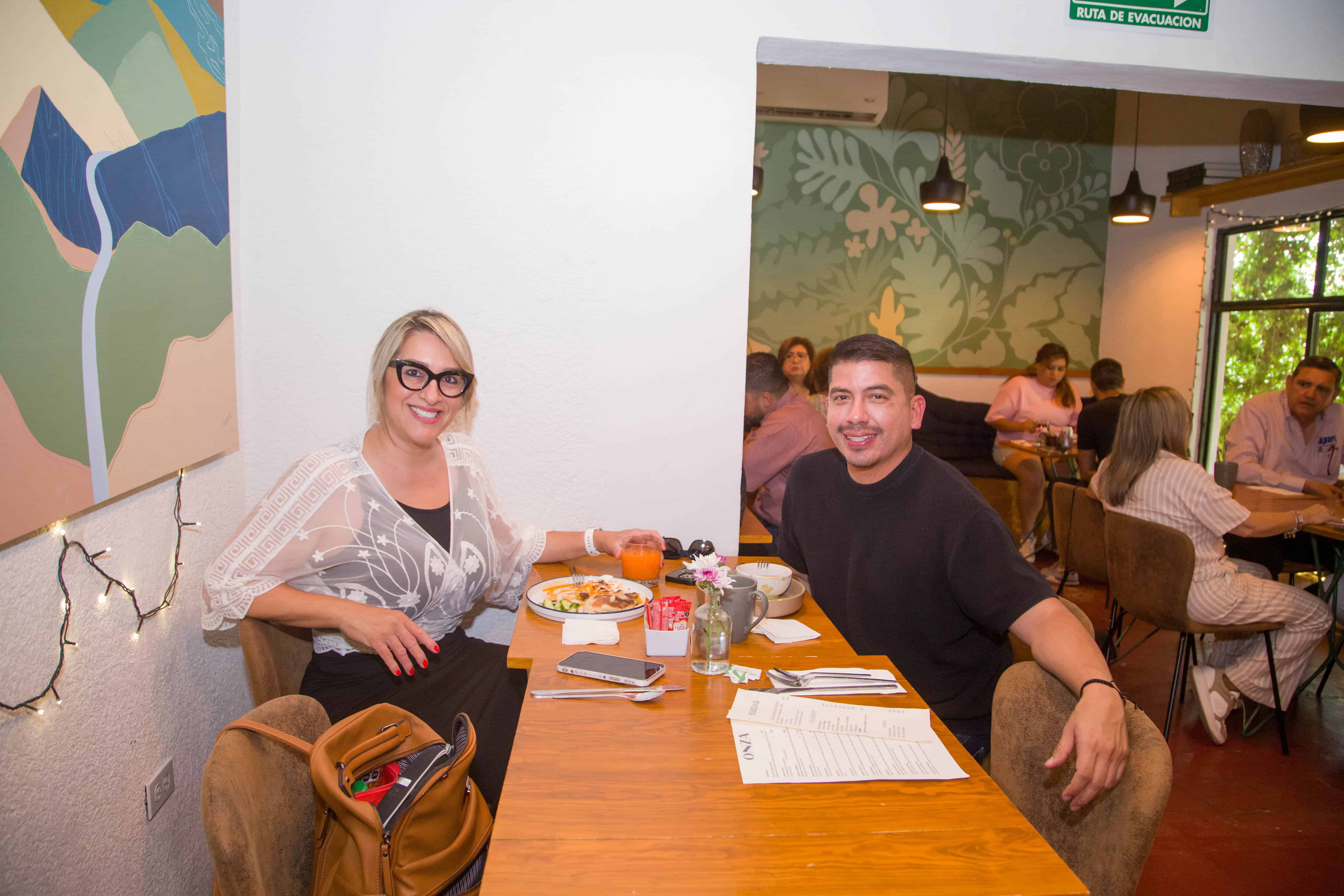 En Onza Restaurante intercambian historias para ponerse al día