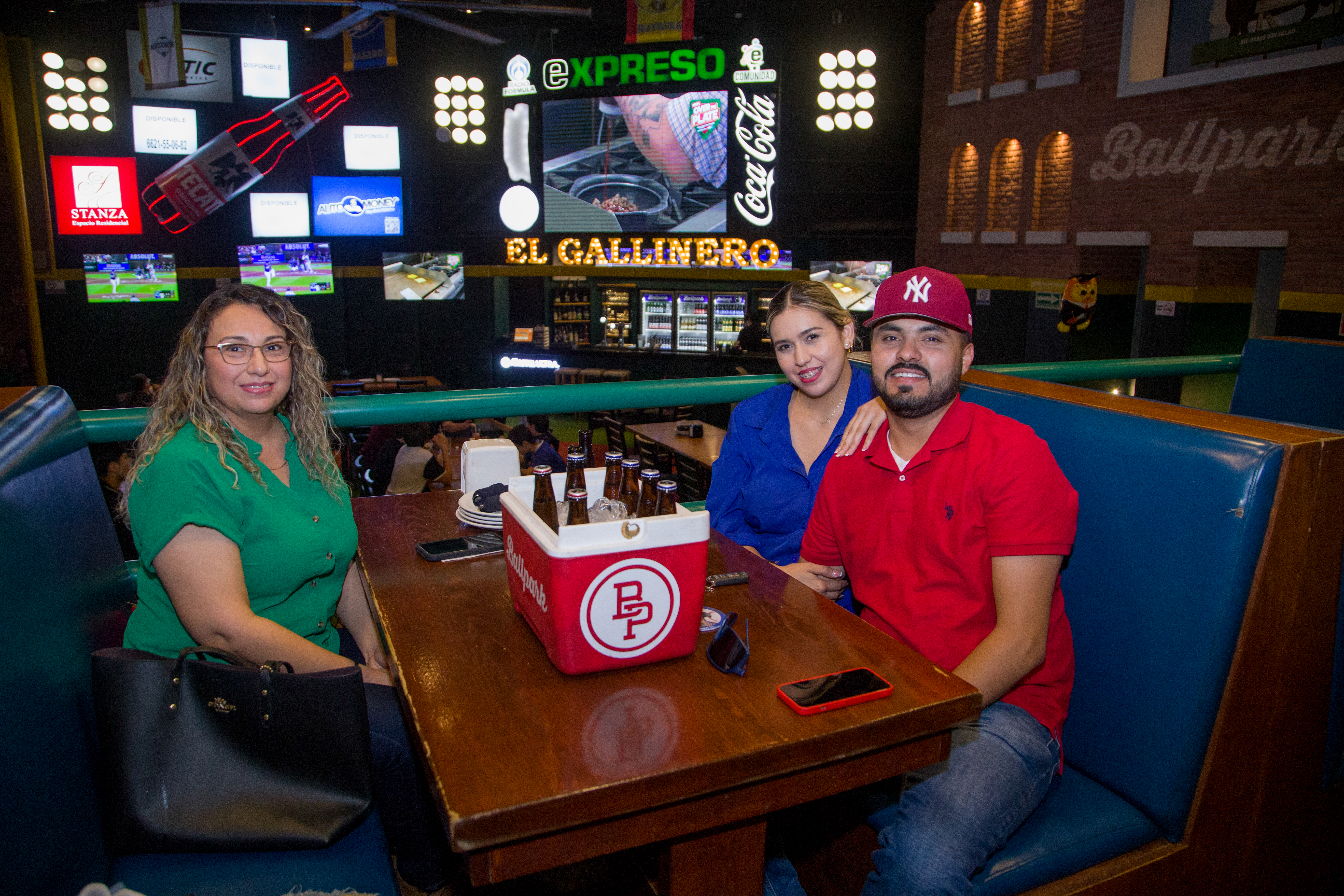 Celebran XV años y graduaciones en Ballpark