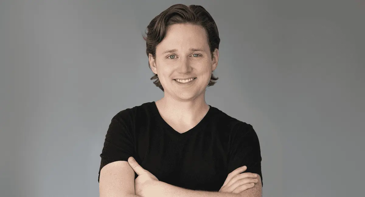Cal Butler derriba fronteras a carcajadas