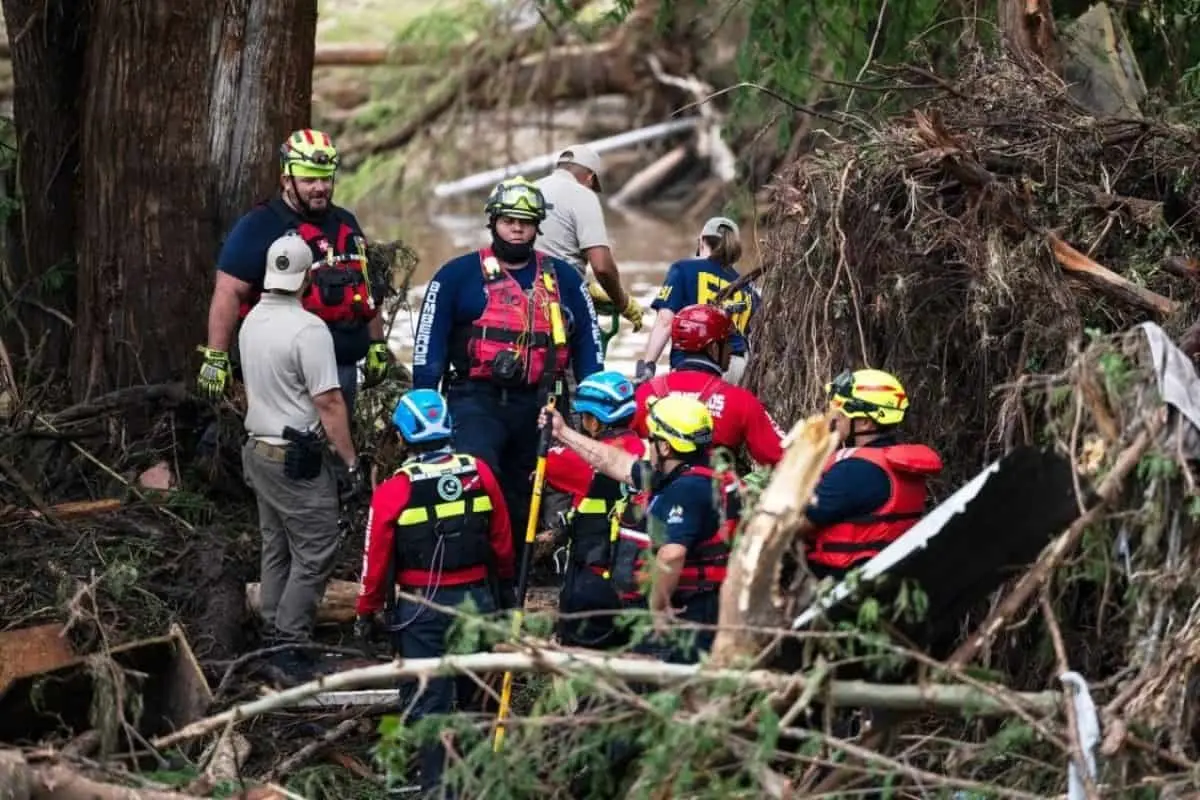 Rescatistas de NL apoyan en búsqueda de personas afectadas por inundaciones