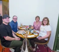 Disfrutan desayuno Onza Restaurante