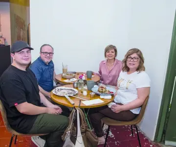 Disfrutan desayuno Onza Restaurante