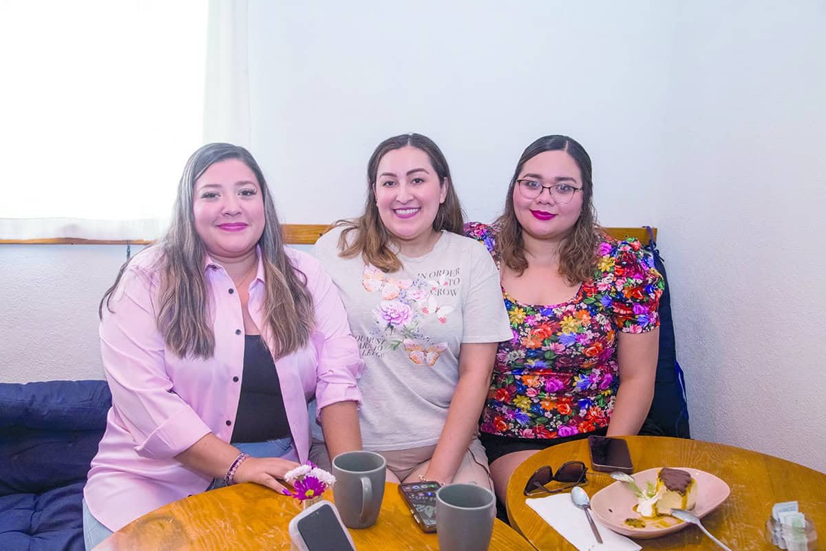 Disfrutan desayuno Onza Restaurante