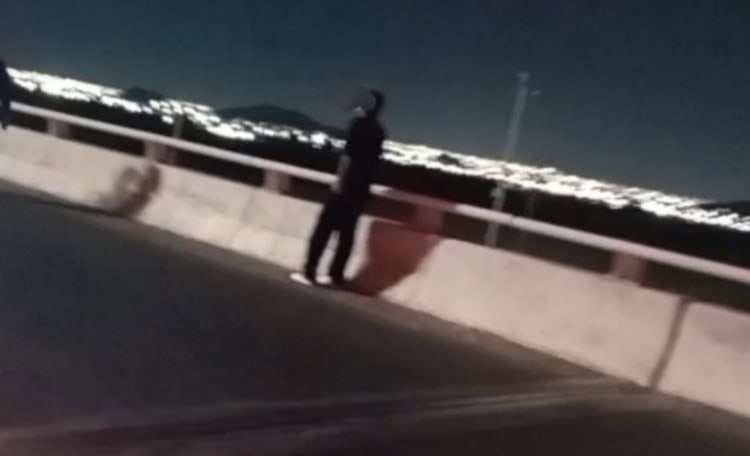 Oficiales evitan que menor se arroje de un puente en Hermosillo