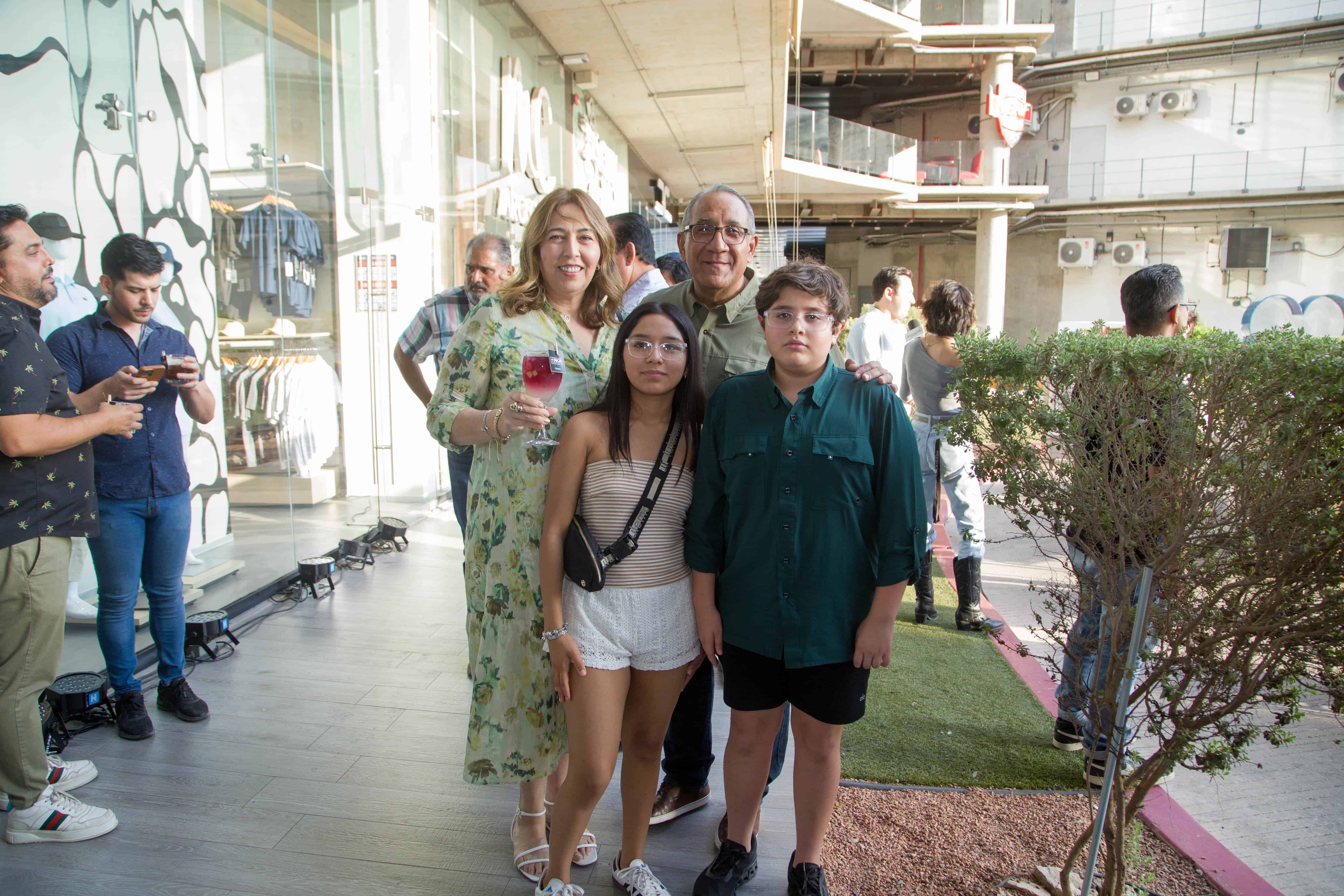 Inauguración de Maja Sport Wear en plaza andenes