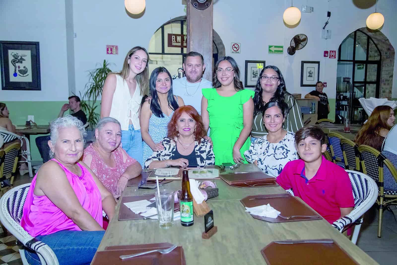 Celebran en Casona Obregón 55 cumpleaños en distintas mesas
