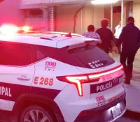 Oficiales evitan que menor se arroje de un puente en Hermosillo