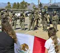 Redada migratoria en granja de California desata enfrentamientos