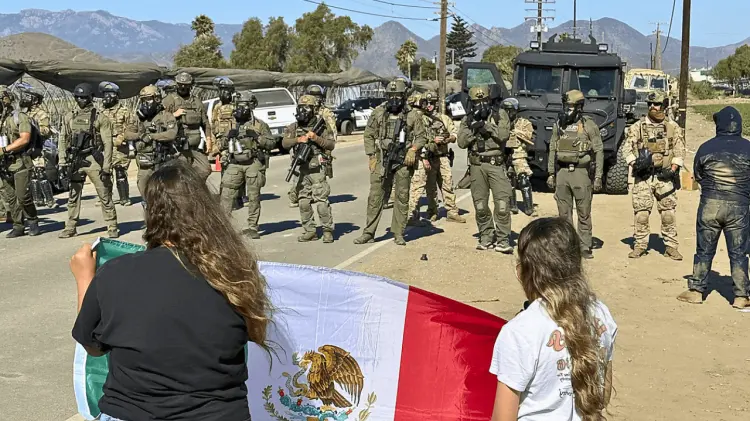 Ciudadanos se manifestaron en contra de las redadas a las afueras de la granja. (AP/Tomada de redes)