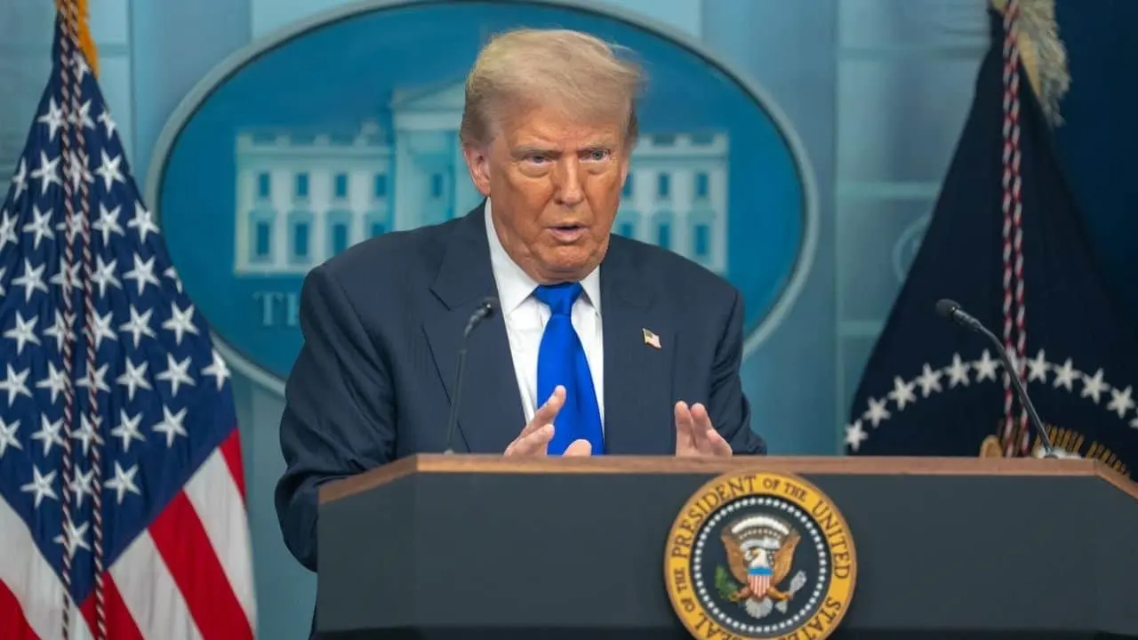 Autoriza Trump arrestar a quien ataque vehículos del ICE