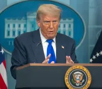 Autoriza Trump arrestar a quien ataque vehículos del ICE