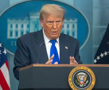 Autoriza Trump arrestar a quien ataque vehículos del ICE