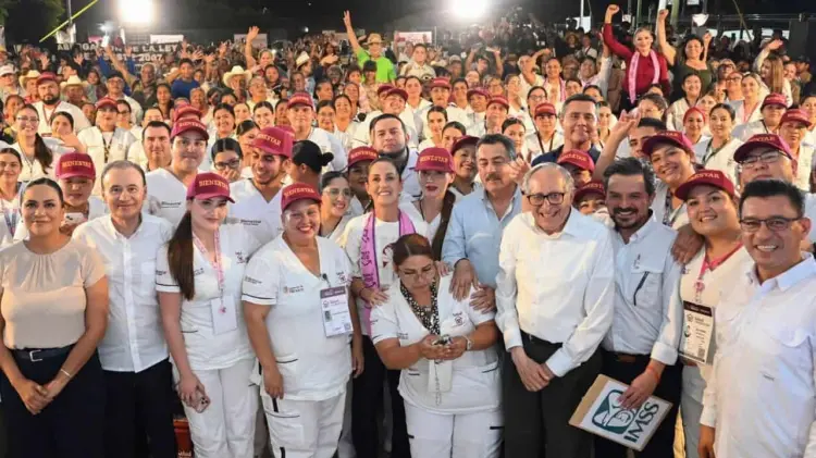 Presidenta Sheinbaum junto a brigadistas, funcionarios, y el gobernador. (Foto: Especial / EXPRESO)