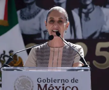 Activistas bloquean convoy de Sheinbaum en Ensenada, BC