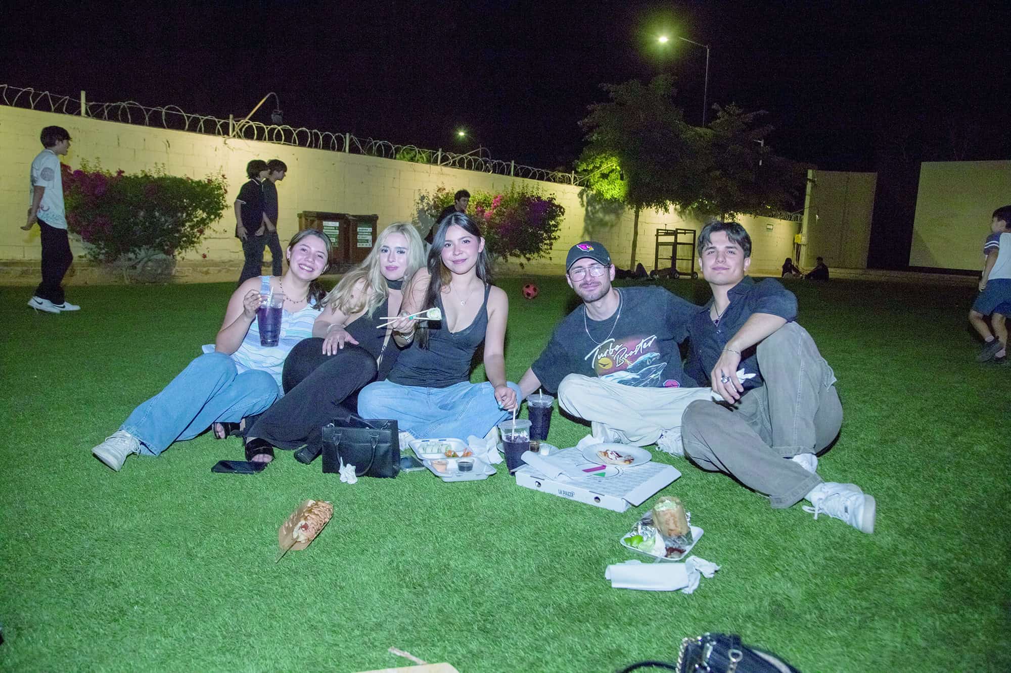 Realizan picnic bajo las estrellas