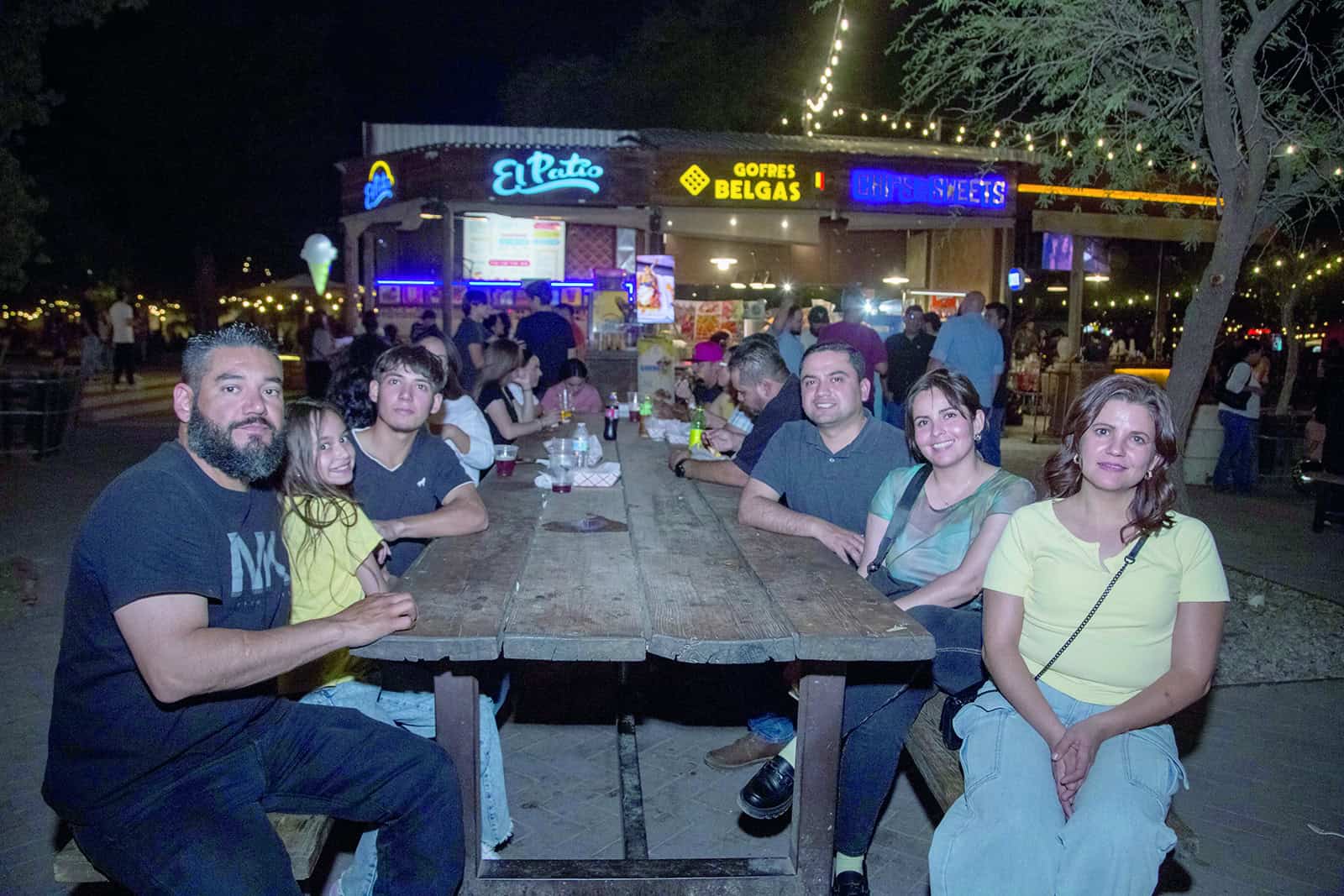 Realizan picnic bajo las estrellas