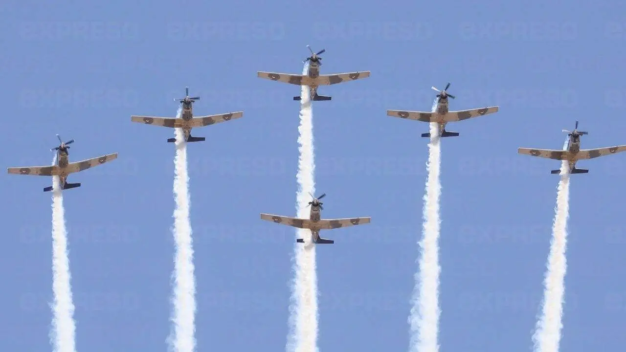 Escuadrón acrobático Águilas Aztecas ofrece espectáculo con 20 maniobras
