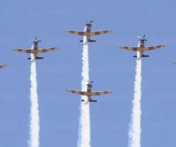 Escuadrón acrobático Águilas Aztecas ofrece espectáculo con 20 maniobras