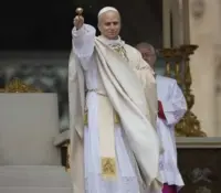 Papa León XIV conmueve con abrazo a niño durante audiencia en el Vaticano