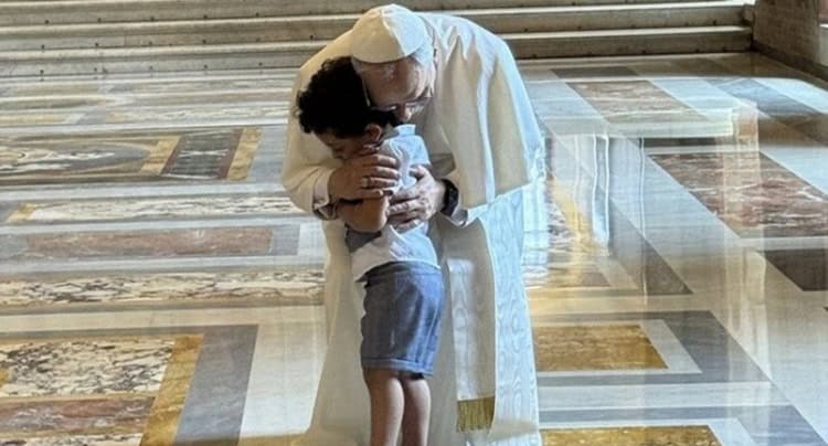 Papa León XIV conmueve con abrazo a niño durante audiencia en el Vaticano