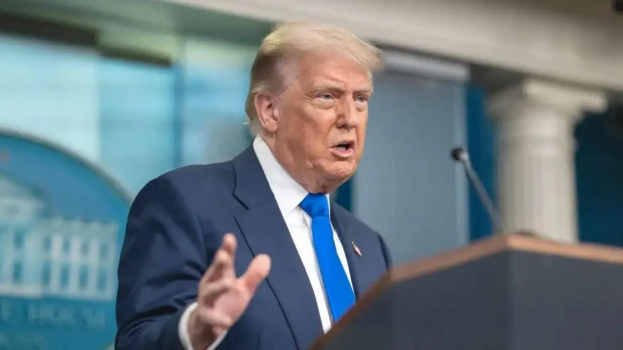 Amenaza Trump a Rusia con 100 por ciento de aranceles secundarios