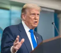 Amenaza Trump a Rusia con 100 por ciento de aranceles secundarios