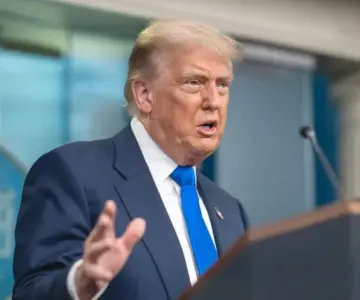 Amenaza Trump a Rusia con 100 por ciento de aranceles secundarios