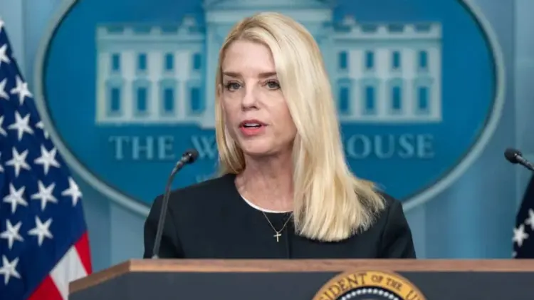 Fiscal general Pam Bondi en rueda de prensa. (Foto: Especial / EXPRESO)