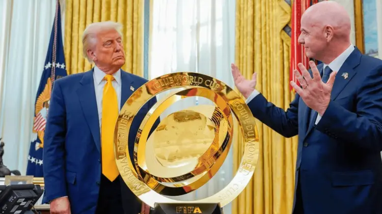 Trump presumió haberse quedado con el trofeo original. (Foto: Especial/Cortesía)