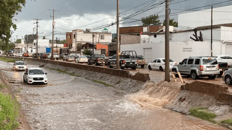 Piden no manejar en cauces de arroyos por lluvias monzónicas en Nogales e Ímuris