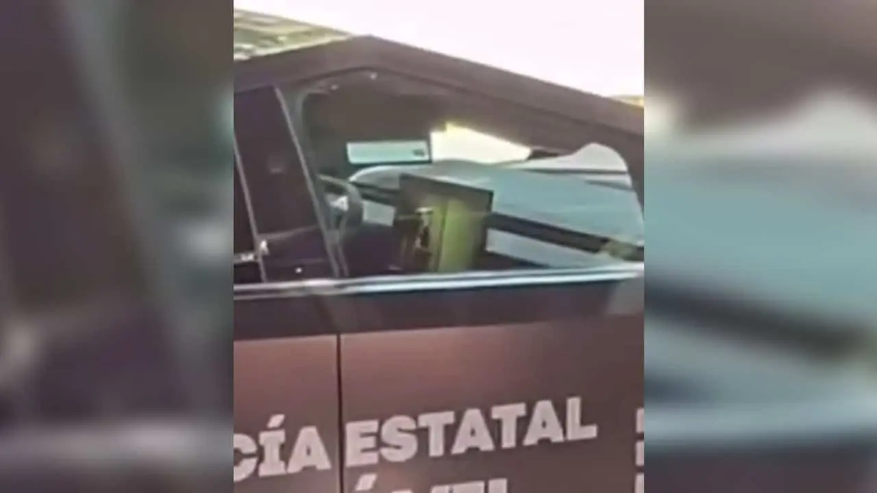 Captan a policías de Jalisco viendo pelis en Cybertruck