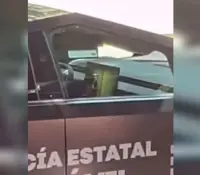 Captan a policías de Jalisco viendo pelis en Cybertruck
