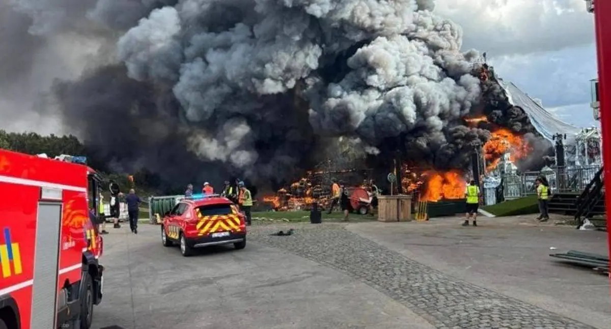 Incendio consume escenario principal de Tomorrowland 2025
