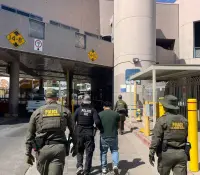 Patrullas Fronterizas y ICE entregan a hombre buscado por México