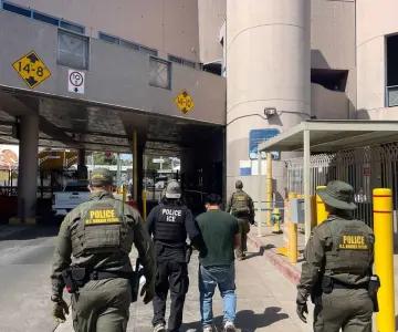 Patrullas Fronterizas y ICE entregan a hombre buscado por México